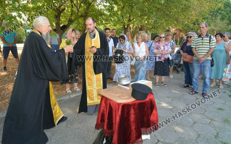 С водосвет и акатист пред новостроящата се в Хасково църква беше отбелязано успението на св. Иван Рилски Чудотворец