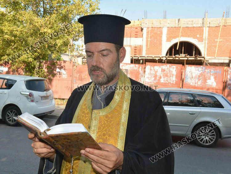 С водосвет и акатист пред новостроящата се в Хасково църква беше отбелязано успението на св. Иван Рилски Чудотворец