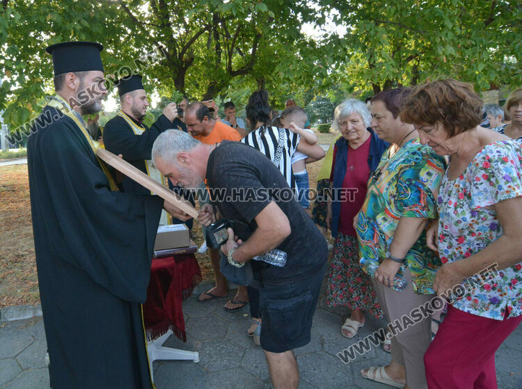 С водосвет и акатист пред новостроящата се в Хасково църква беше отбелязано успението на св. Иван Рилски Чудотворец