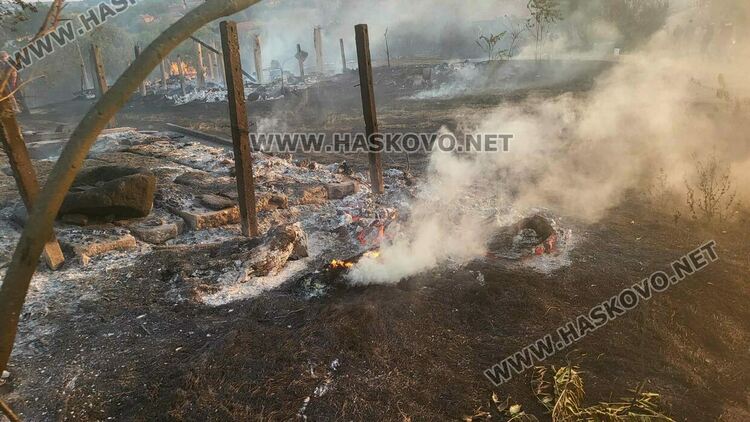 Пожар изпепели къща, дворове и постройки