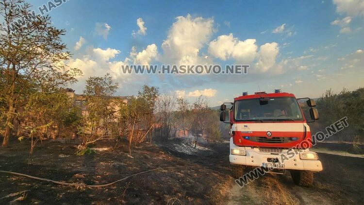 Пожар изпепели къща, дворове и постройки