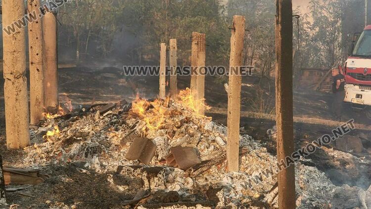 Пожар изпепели къща, дворове и постройки