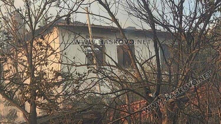 Пожар изпепели къща, дворове и постройки