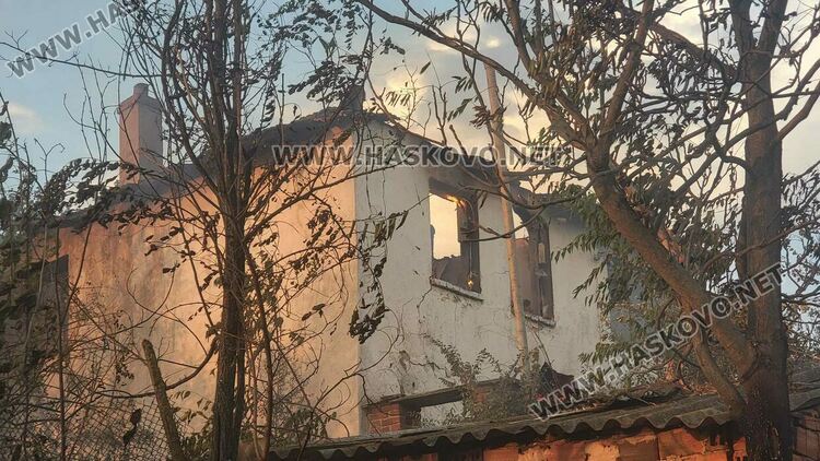 Пожар изпепели къща, дворове и постройки