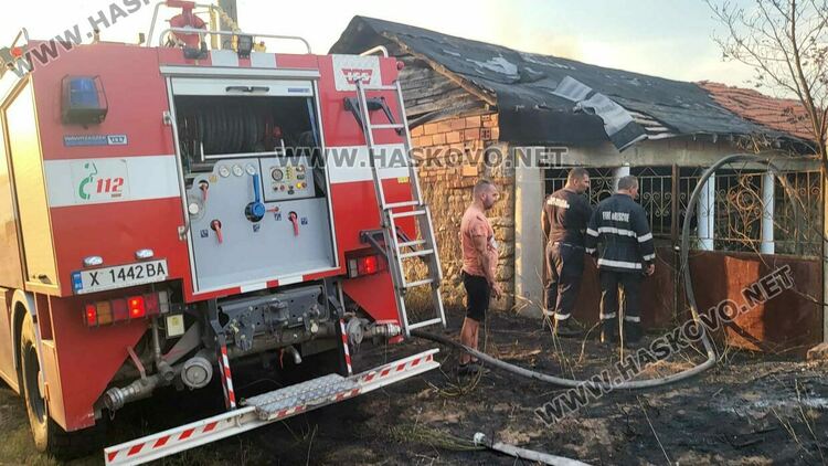 Пожар изпепели къща, дворове и постройки