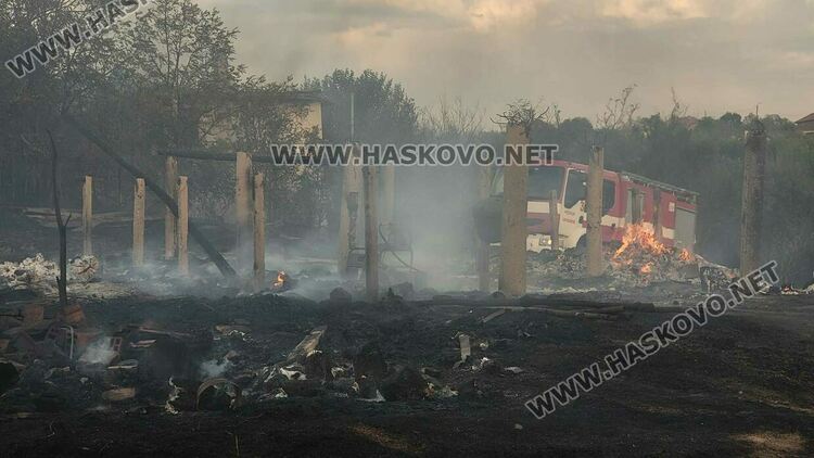 Пожар изпепели къща, дворове и постройки