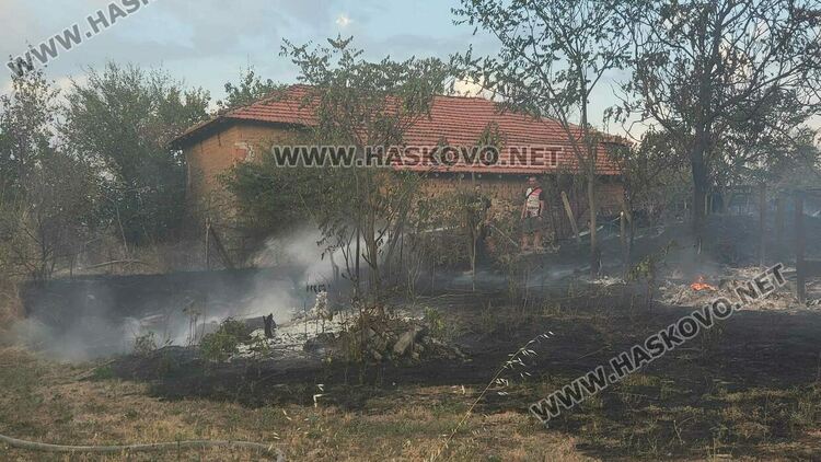 Пожар изпепели къща, дворове и постройки
