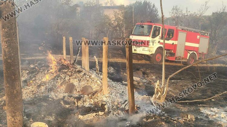 Пожар изпепели къща, дворове и постройки