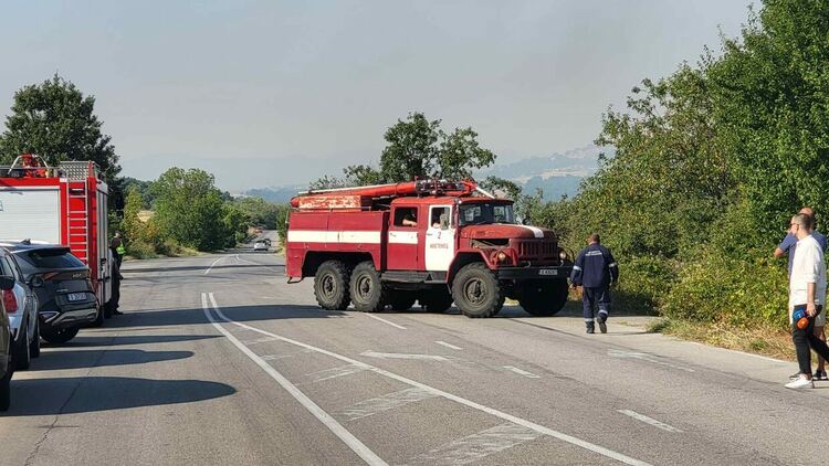 Локализираха пожара с изпепелените къщи, продължава да гори между Пъстрогор и Младиново