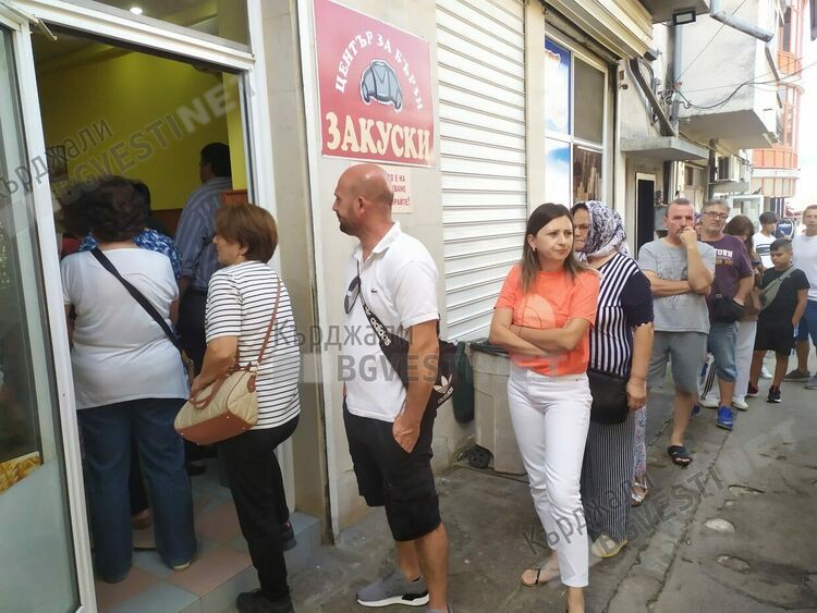 Немотия!Закусвалните в Кърджали  опустяват, опашки се вият пред баничарниците