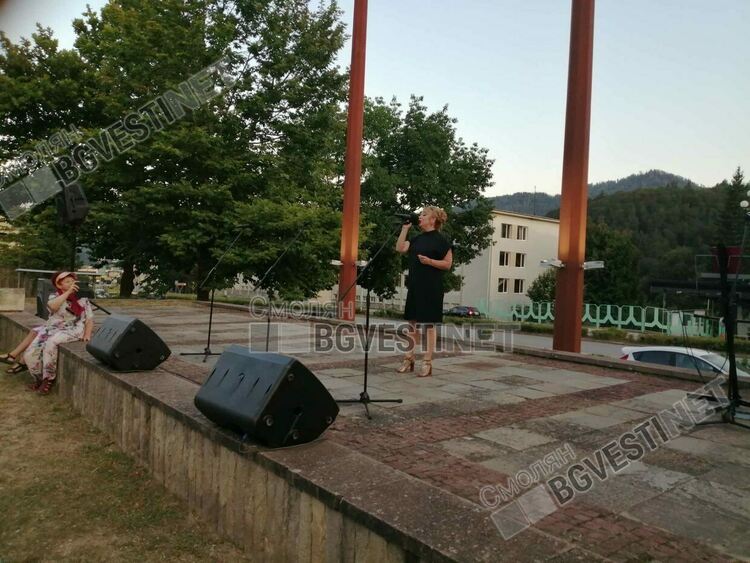 С концерт и хора на площада смолянчани казаха "Не!" на насилието /галерия/