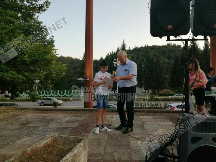 С концерт и хора на площада смолянчани казаха "Не!" на насилието /галерия/