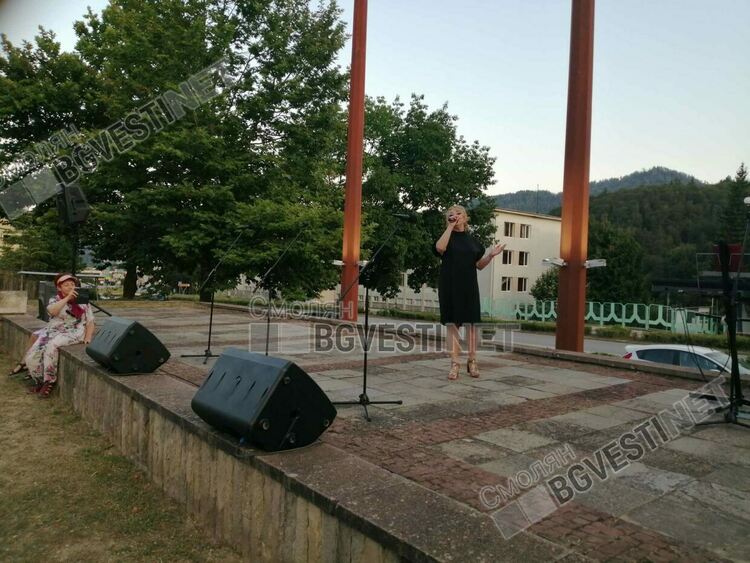 С концерт и хора на площада смолянчани казаха "Не!" на насилието /галерия/