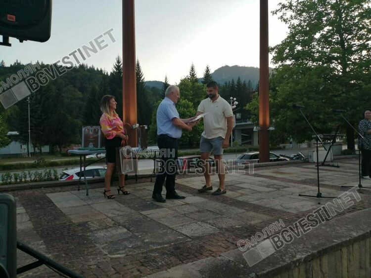 С концерт и хора на площада смолянчани казаха "Не!" на насилието /галерия/