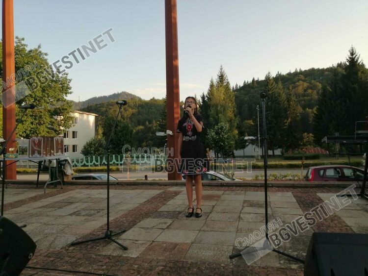 С концерт и хора на площада смолянчани казаха "Не!" на насилието /галерия/