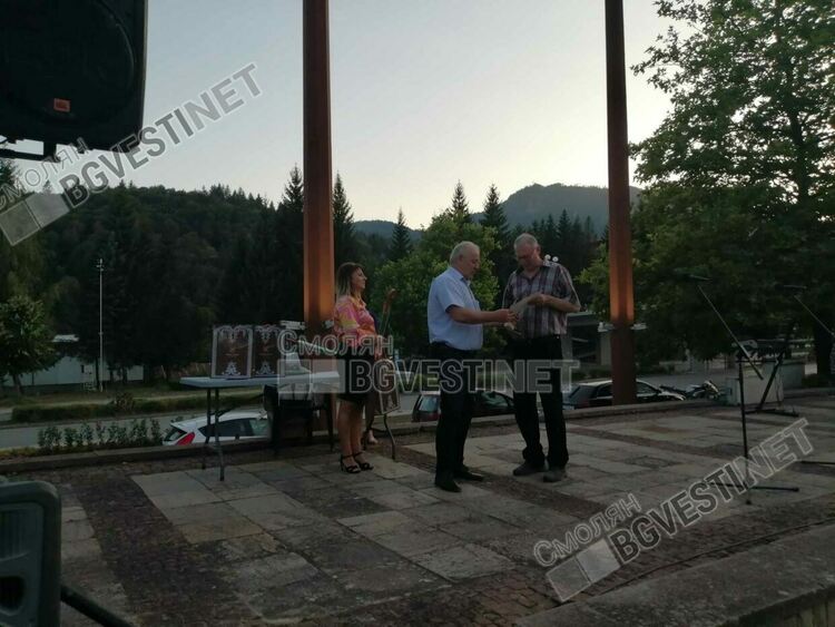 С концерт и хора на площада смолянчани казаха "Не!" на насилието /галерия/