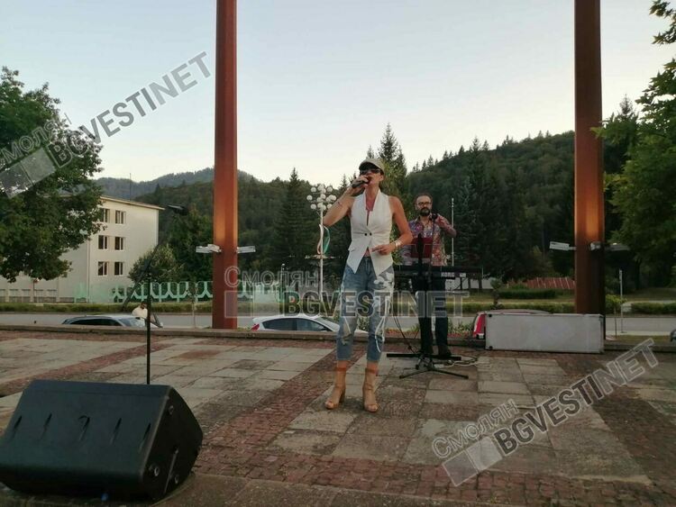 С концерт и хора на площада смолянчани казаха "Не!" на насилието /галерия/