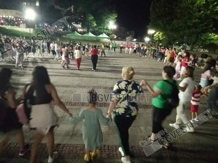 С концерт и хора на площада смолянчани казаха "Не!" на насилието /галерия/