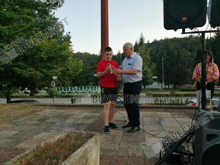 С концерт и хора на площада смолянчани казаха "Не!" на насилието /галерия/