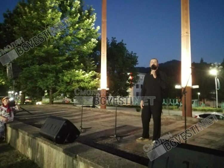 С концерт и хора на площада смолянчани казаха "Не!" на насилието /галерия/