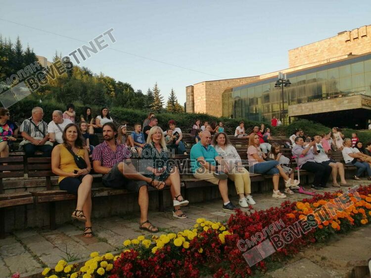 С концерт и хора на площада смолянчани казаха "Не!" на насилието /галерия/