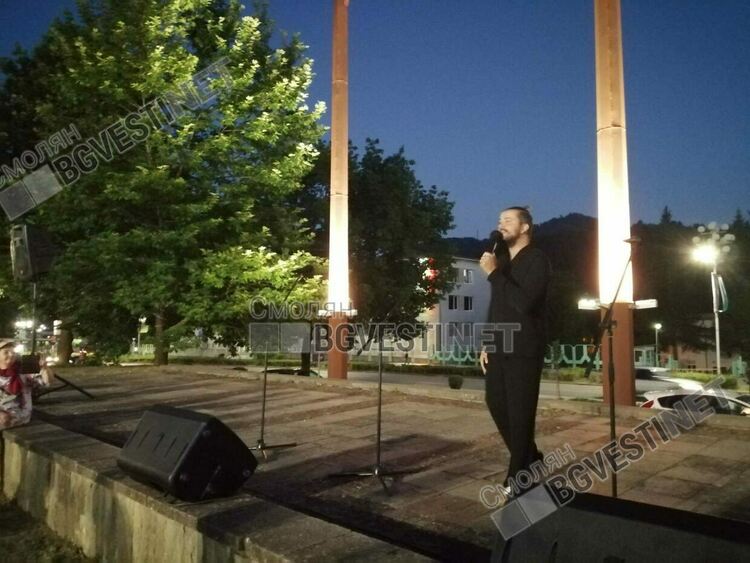 С концерт и хора на площада смолянчани казаха "Не!" на насилието /галерия/