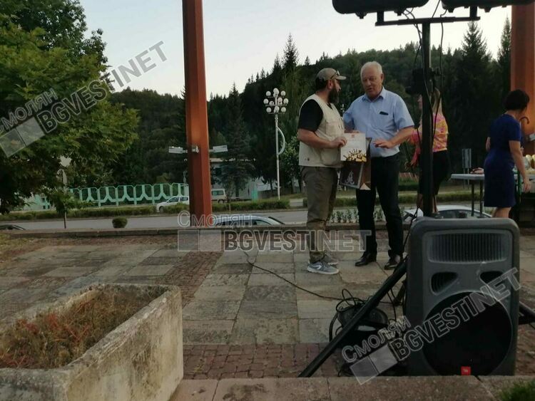 С концерт и хора на площада смолянчани казаха "Не!" на насилието /галерия/