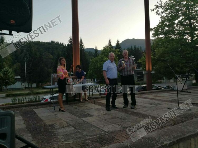 С концерт и хора на площада смолянчани казаха "Не!" на насилието /галерия/