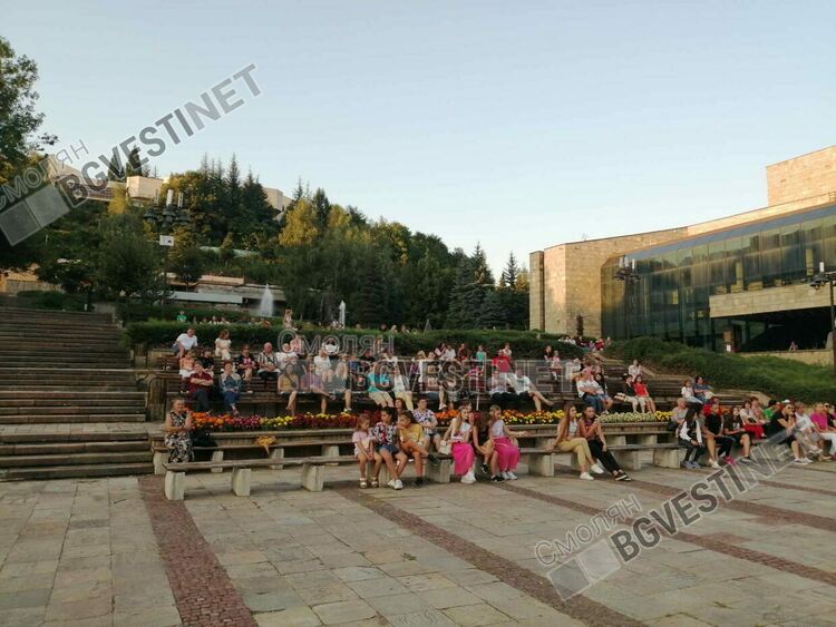 С концерт и хора на площада смолянчани казаха "Не!" на насилието /галерия/