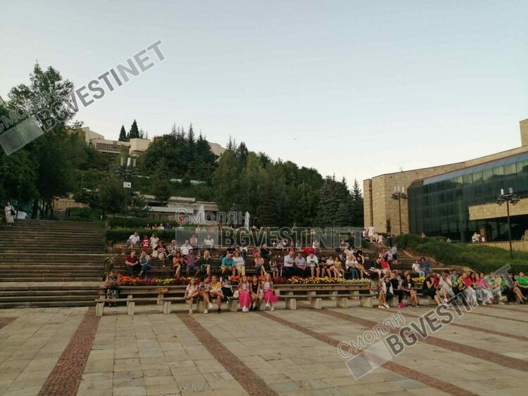 С концерт и хора на площада смолянчани казаха "Не!" на насилието /галерия/