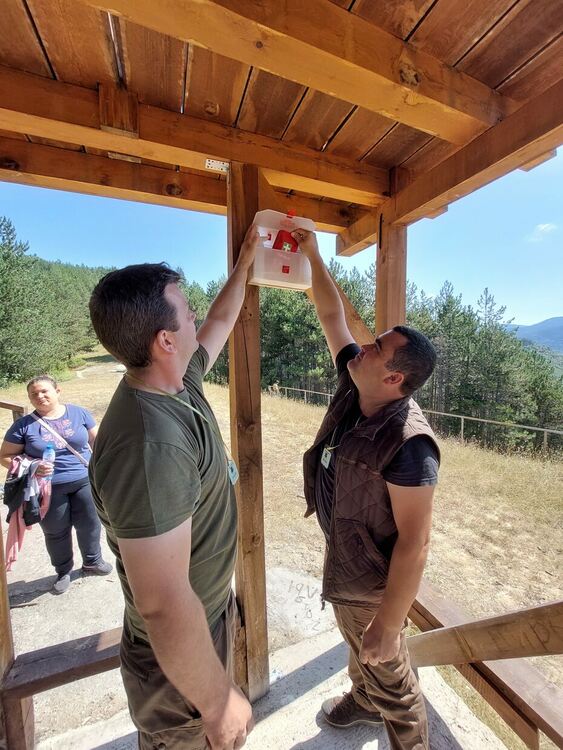 Служители на ДЛС "Извора" и деца от Девин поставиха първата горска аптечка в местността "Червен камък"