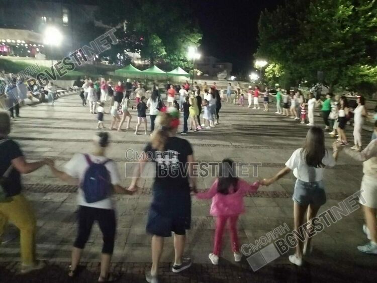 С концерт и хора на площада смолянчани казаха "Не!" на насилието /галерия/