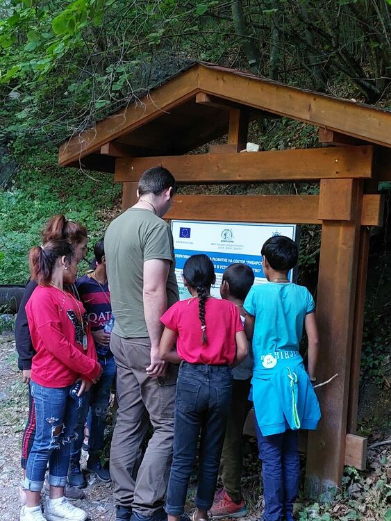 Служители на ДЛС "Извора" и деца от Девин поставиха първата горска аптечка в местността "Червен камък"