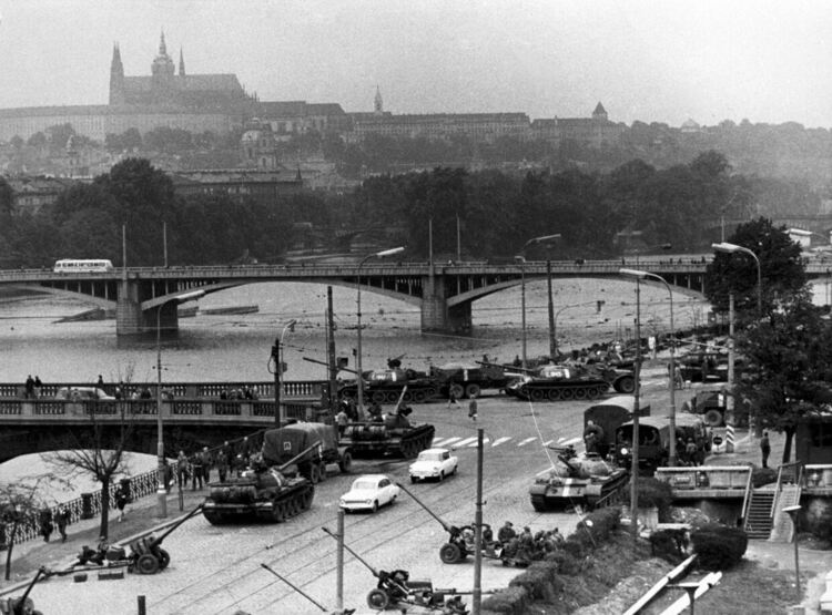  Танковете на Варшавския договор нахлуха: 55 години от смазването на Пражката пролет