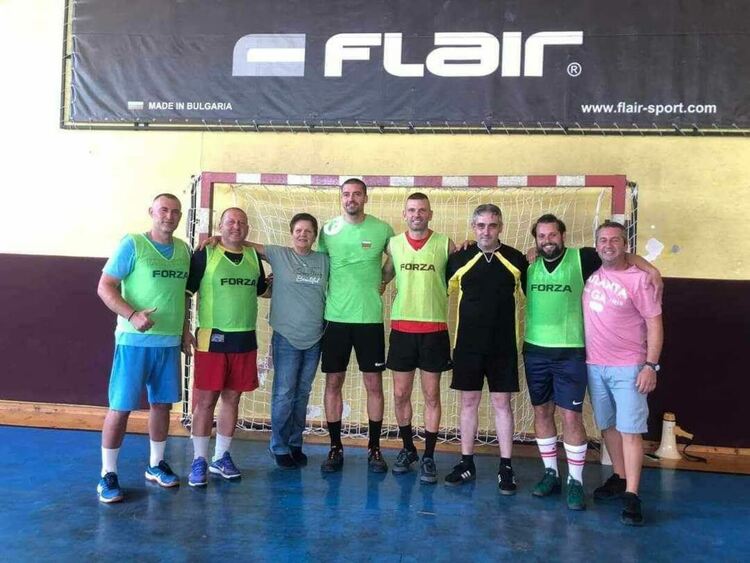 Бивши и настоящи хандбалисти играха в подкрепа на Божко