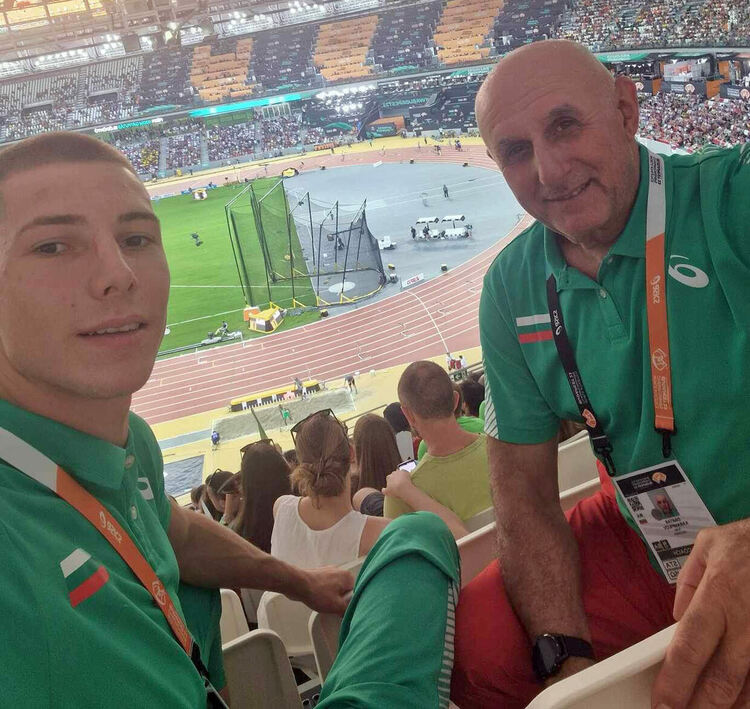 Димитър Карамфилов и Божидар Саръбоюков на стадиона в Будапеща