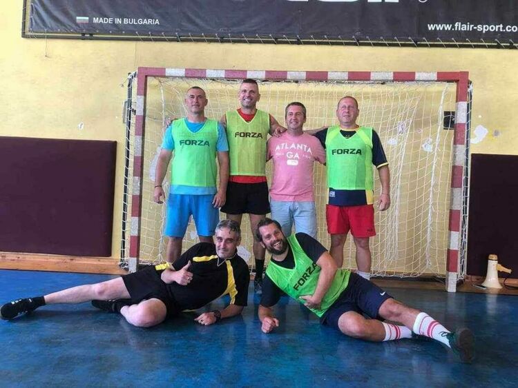 Бивши и настоящи хандбалисти играха в подкрепа на Божко