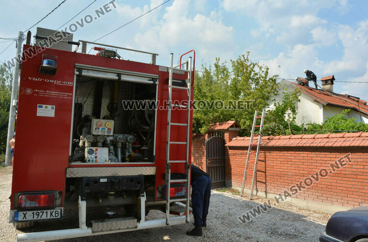 Хасковлия подпали къщата на съседа си докато вари компоти