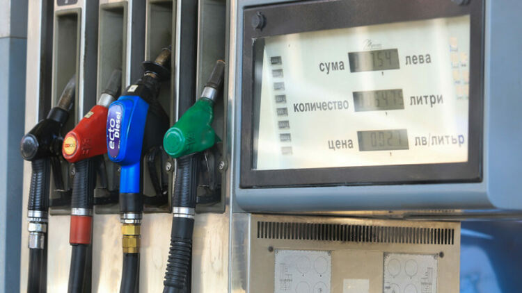 Експерт: Цената на горивата скача над 3 лв. за литър, ако "Лукойл" се откаже от руския петрол