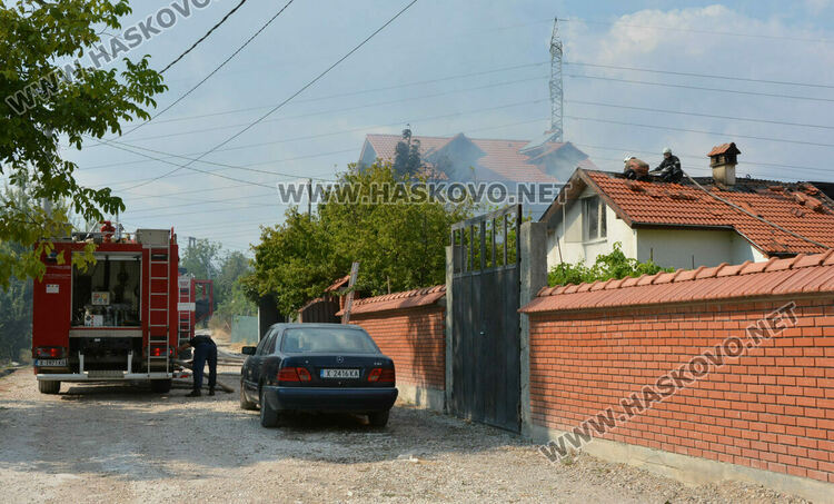 Хасковлия подпали къщата на съседа си докато вари компоти
