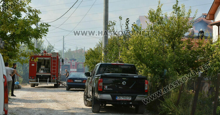 Хасковлия подпали къщата на съседа си докато вари компоти