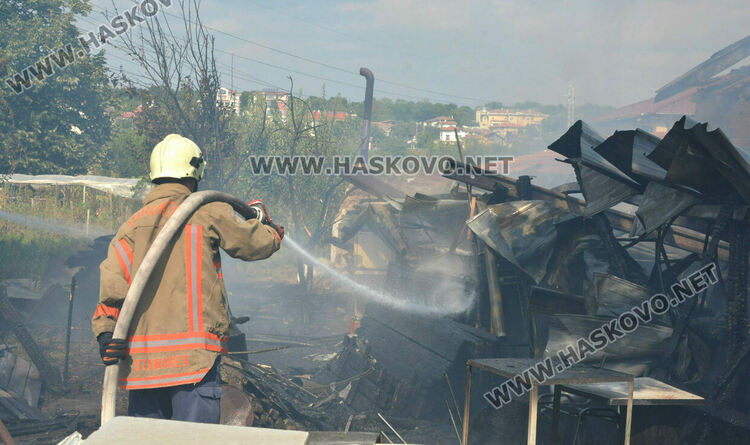 Хасковлия подпали къщата на съседа си докато вари компоти