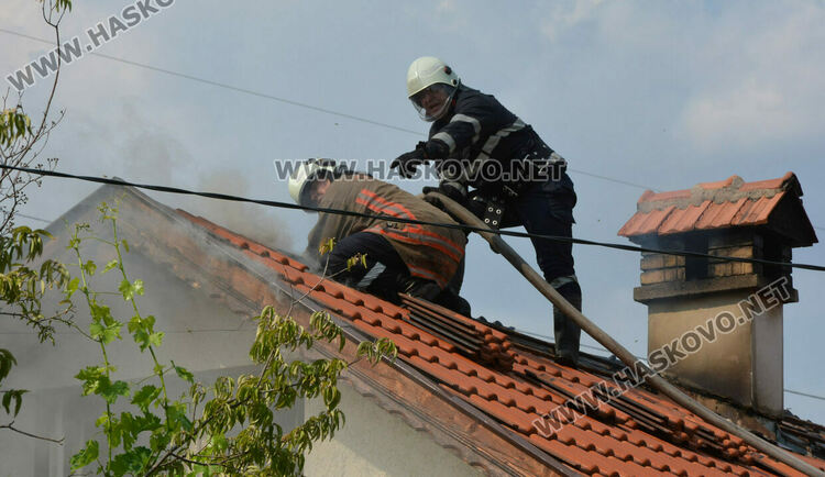Хасковлия подпали къщата на съседа си докато вари компоти