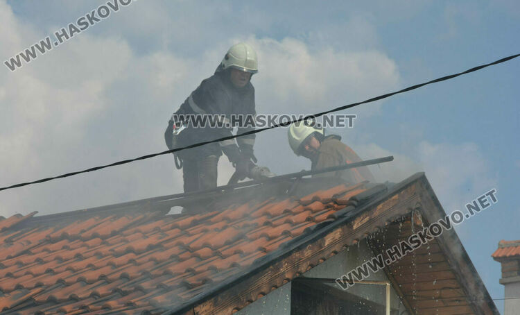 Хасковлия подпали къщата на съседа си докато вари компоти