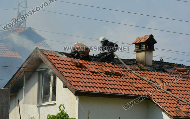 Хасковлия подпали къщата на съседа си докато вари компоти