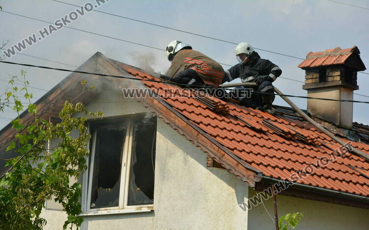 Хасковлия подпали къщата на съседа си докато вари компоти