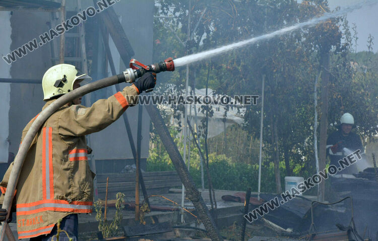 Хасковлия подпали къщата на съседа си докато вари компоти
