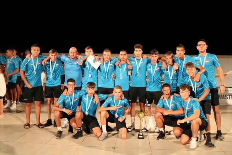 Младите футболисти от ФК "Асеновец" - шампиони в международен турнир