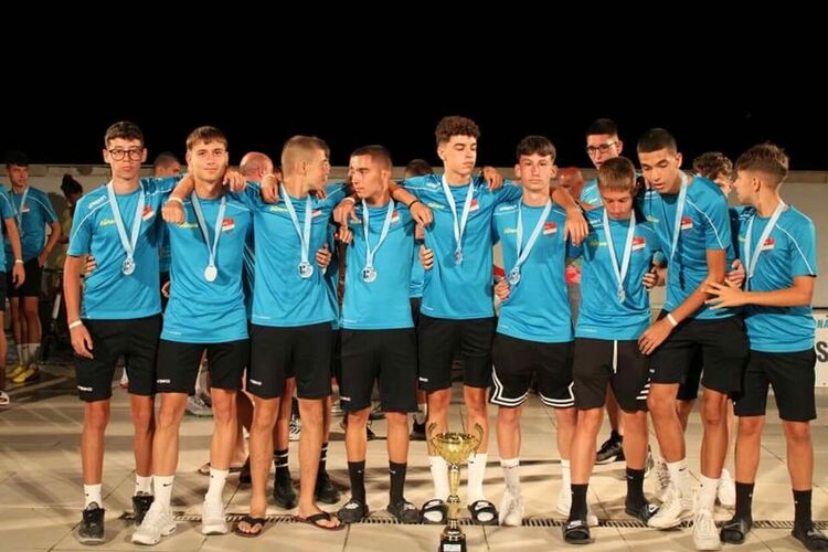 Младите футболисти от ФК "Асеновец" - шампиони в международен турнир