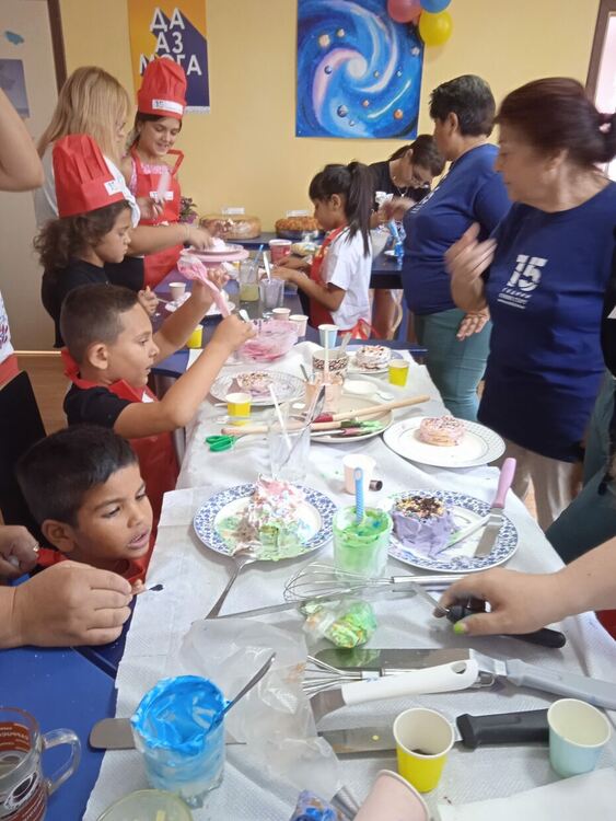 Деца, потребители от ЦОП, се учиха да правят торти